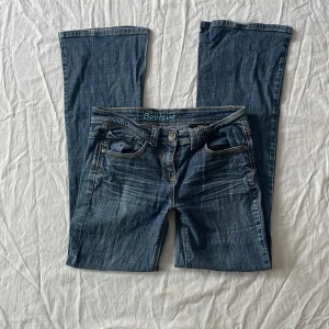 Midrise jeans - Bra skick! Slitna längst ner på ena benet (sista bilden) mått: midjemått rakt över 41+stretch grenhöjd 21 benöppning 24 lår 24,5 innerbenslängd 79,5cm, jag är 180 och brukar ha 38/m💗