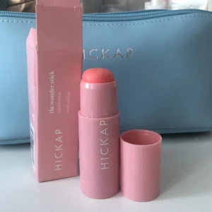 Blush and Lips Stick - Säljer ett blush and lips stick från Hickap i färgen CORALICIOUS. Väldigt fin färg men tyckte inte den passade mig. Använd max 5 gånger som ni kan se då det sitter kvar lite bronzer från bronzesticken, men det är bara att dra den mot handen så försvinner det🩷