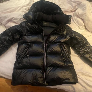 Massimo dutti jacka - Snygg svart dunjacka med glansig yta och huva. Jackan köptes i oktober från zalando för 2299kr så är bara använda i nån månad. Superbra skick.