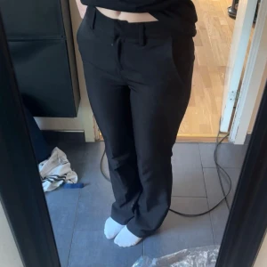 Svarta kostymbyxor - Snygga svarta kostymbyxor, perfekta för en stilren look. Storlek 34xR passar mig som har 34/36 
