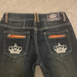 Unika Victoria Beckham jeans  - Snygga mörkblå jeans från Victoria Beckham med unika detaljer. Det saknas en liten detalj på ena fickan ( bild 4-5) men annars i väldigt bra skick! Midjemått:35cm Innerben:72. Skriv om ni har frågor!