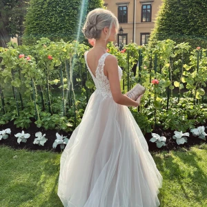 Balklänning  - Säljer nu min superfina balklänning köpt på drem designs i Moatala🫶🏻 Klänningen är insydd efter mig men skulle säga att den passar en 32/34 dvs XS.               Färgen är Champamge men klänningen skoftar i olika fäger i solen