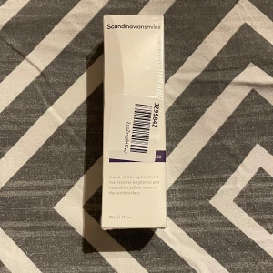 Lila Tandkräm från Scandinaviansmiles - Lila tandkräm som neutraliserar gula toner och ljusar upp tändernas nyans med färgkorrigeringsteknik. Köpt från scandinivianssmiles helt oöppnad då jag råka beställa två istället för en. Nypris på rea är 299kr. 