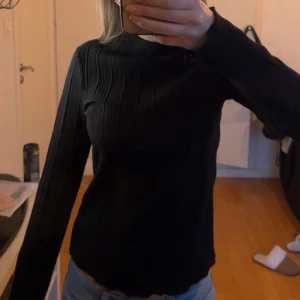 Svart ribbad tröja från Bik Bok - Snygg svart ribbad tröja från Bik Bok i storlek XS. Den är i mycket bra skick! Använd fårtal gånger 