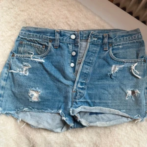 Levi’s shorts Vintage   - Köpta i USA från en vintagestore. Passar dig som är en stl 36/38. 