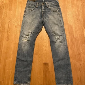 Vintage Lee Jeans - Vintage Lee jeans med öppning/slits i mitten, W31 L34, cond: 8/10. Hör av vid intresse!