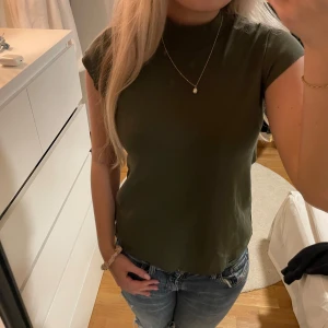 Mörkgrön t-shirt - Fin mörkgrön topp ifrån Zara. Aldrig använd!!!💞