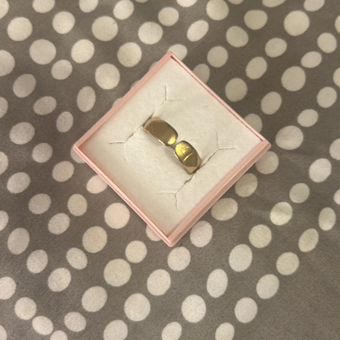 Guldfärgad ring med geometriskt mönster - 90