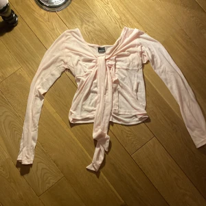 Rosa topp från Gina Tricot - Säljer en söt rosa topp från Gina Tricot Toppen har långa ärmar och en mjuk, bekväm passform. Perfekt för en avslappnad stil.