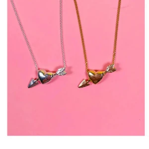 Kärlekshalsband från L8hasselblad med hjärta och pil - Jätte gulligt halsband från L8hasselblad i storlek 50 cm i färgen guld, nypris: 800kr. Säljes då det inte kommer till användning🥰