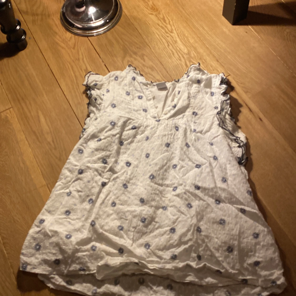 Vit blus med blommönster från Lindex