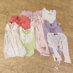 åtta st pastellfärgade blusar/toppar strl xs-s - du får alla åtta för 150 kr! använda men i gott skick.