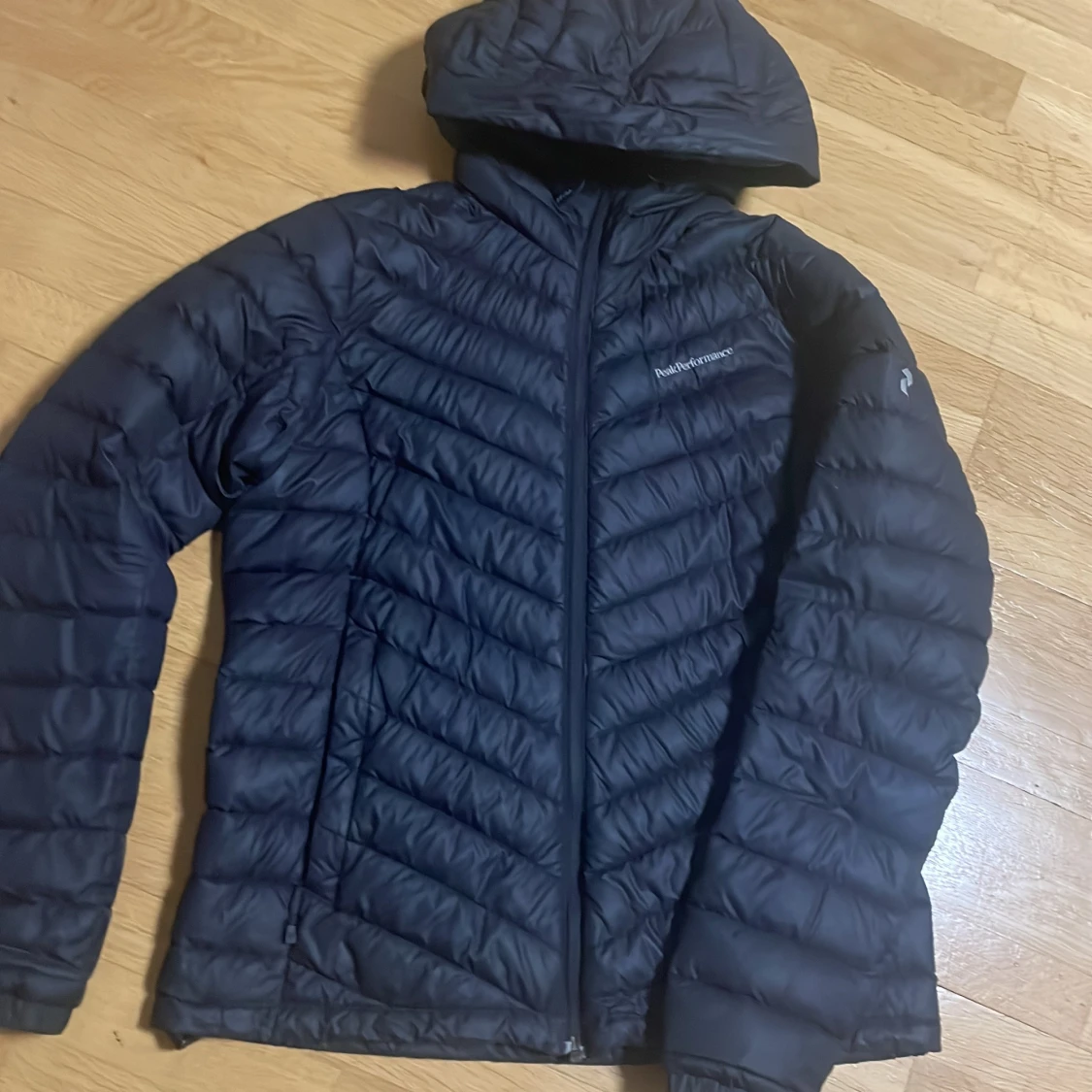Svart dunjacka från Peak Performance - 90