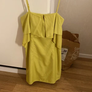 gul klänning - en jätte fin gul/lime grön klänning med lite volanger på bröstet, storlek xs men skulle nog säga att det är s eller m. säljer pågrund av att den är för stor för mig skriv för mer info eller bilder 💕