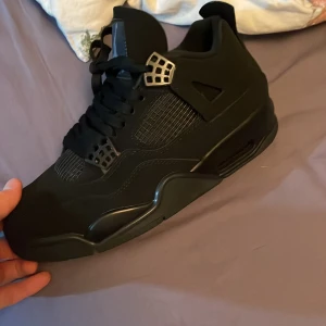 Air Jordan 4 Retro “Black Cat  - Snygga helsvarta Nike Air Jordans perfekt för vintern. Oanvända fick i julklapp fast på var för små så nu säjer jag dom för mycket bra pris boxen kommer med 👍🏻(små i storlekn storlek 42 men sitter som 41 typ 