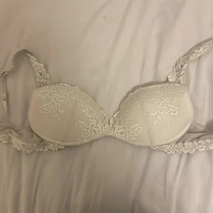 Vit spets-bh - Elegant vit bh med vacker spetsdetaljering. Den har justerbara axelband och en klassisk design som ger bra stöd. Perfekt för en romantisk look. Från Intimissmi. Färgen finns inte länge kostar ungefär 600 i nypris är storlek c men passar c-b