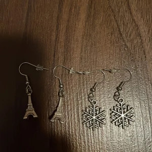 Örhängen  - Säljer två par örhängen jag gjort själv. Priset gäller för båda tillsammans! ⭐️