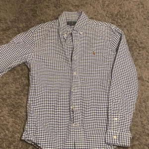  skjorta från Ralph Lauren - S, Snygg skjorta från Ralph Lauren i blått och vitt. Skjortan har en broderad logga på bröstet och är i slim fit-modell. Perfekt för en stilren look.