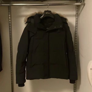 Canada Goose Wyndham Black label - Säljer en canada goose wyndham black label. Den är oanvänd och i mycket bra skick. Jag säljer jackan för den var för stor.