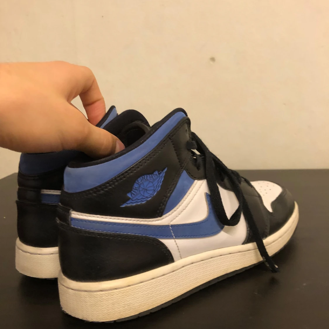 Nike Air Jordans i svart, blå och vit - 91