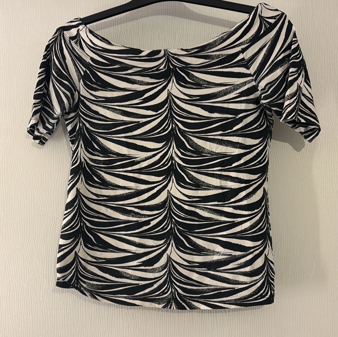 Svartvit mönstrad topp