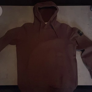 Brun hoodie från Stone Island - Säljer en snygg brun hoodie från Stone Island med deras ikoniska märke på ärmen. Perfekt för en casual look med en skön passform och huva. Ett måste för garderoben! 100% äkta och köpt på NK butiken i Göteborg. Nypris 2200. Mvh