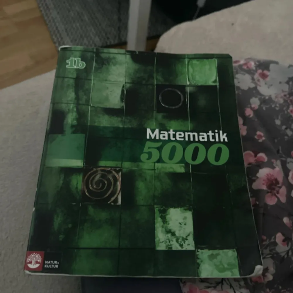 Säljer boken Matematik 5000 kurs 1b från Natur & Kultur. Perfekt för gymnasiestudier i matematik med tydliga förklaringar och övningar. Boken har ett grönt omslag med geometriska mönster.. Böcker.