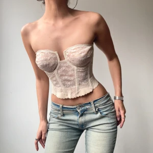 Nude/Rosa spetskorsett - •Dust pink / nude sheer lace corset top with open back  • SIZE - XS/ EU 34 • BRAND - Vintage   topp korsett rosa beige krämvit spets vintage retro
