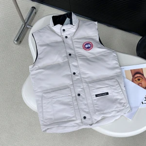 Canada Goose väst - Canada Goose väst finns i många fler färger och även andra modeller! Skriv DM för mer info eller intresse✅