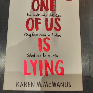 One of us is lying - Karen M. McManus - helt ny, oöppnad och oläst! paperback/häftad, på engelska. 