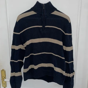 Tjocktröja  - Snygg blå/beige tjocktröja med halv zipup från Murrey. Passar storlek ca xs-m. I bra skick! 