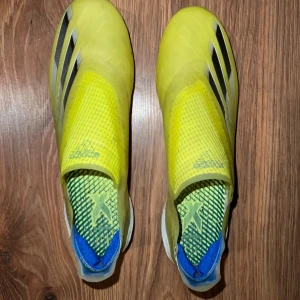  Adidas x ghosted + - Size 42,5 skick 8,5/10 kontakta oss om du behöver mer