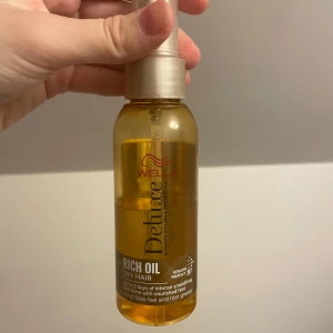 Wella hår olja - Wella Deluxe Rich Oil är en närande hårolja för torrt hår. Den ger upp till 3 dagars intensiv mjukhet och glans utan att tynga ner. Perfekt för att återfukta och vårda håret, kan användas både i fuktigt och torrt hår. 50ml kvar av 100 som man kan se på bild. Säljer då den ej kommer användas längre.