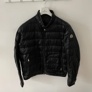 Moncler Acorus - Extremt fet Moncler acorus jacka. Storlek 5, passar XL. Mycket bra skick, inga hål eller defekter. Skriv vid frågor🤝