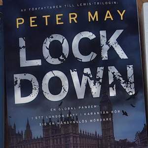 Spännande thriller av Peter May där en hänsynslös mördare härjar i ett London satt i karantän under en global pandemi. Perfekt för dig som gillar nervkittlande berättelser.