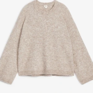 Beige stickad tröja arket - Mysig beige stickad tröja från arket. Köpt för 990kr nu i höstas men säljer då den aldrig kommer till användning. Den är i jättebra skick då och knappt oanvänd