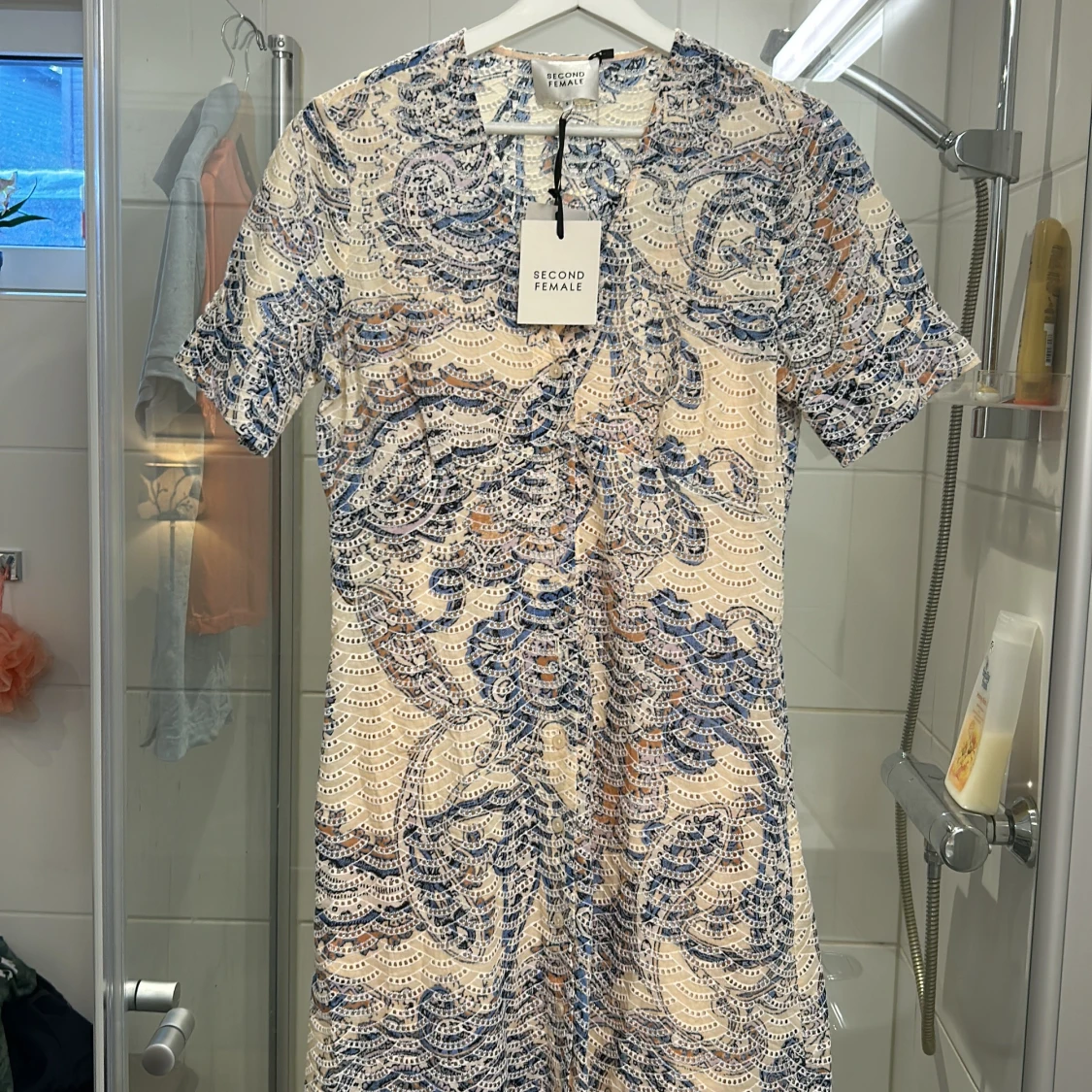 Mönstrad klänning från Second Female - 90