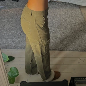 Olivgröna cargobyxor - Snygga olivgröna cargobyxor med flera fickor och en avslappnad passform🤍