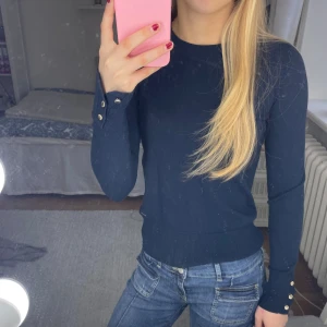 Mörkblå tröja från Holly & Whyte - Säljer denna tröja från Lindex’s Holly & Whyte. Nästan aldrig använd, nytt skick, inga defekter! Tveka inte om frågor💗Säljer samma i grå också, kolla in min profil! Passar S också🩷