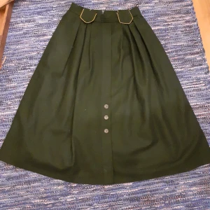 Yllekjol - Cool kjol i dirndl stil, helt i ylle så den är varm! Dragkedja i ryggen. Obs hällorna i midjan har haft knappar som nu är borta.