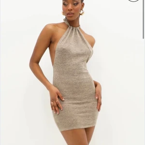 Beige klänning från Nelly - Slutsåld klänning med pris lapp kvar💞passar S!!!Trendig beige klänning från NLY One med halterneck och öppen rygg. Pris kan diskuteras😇