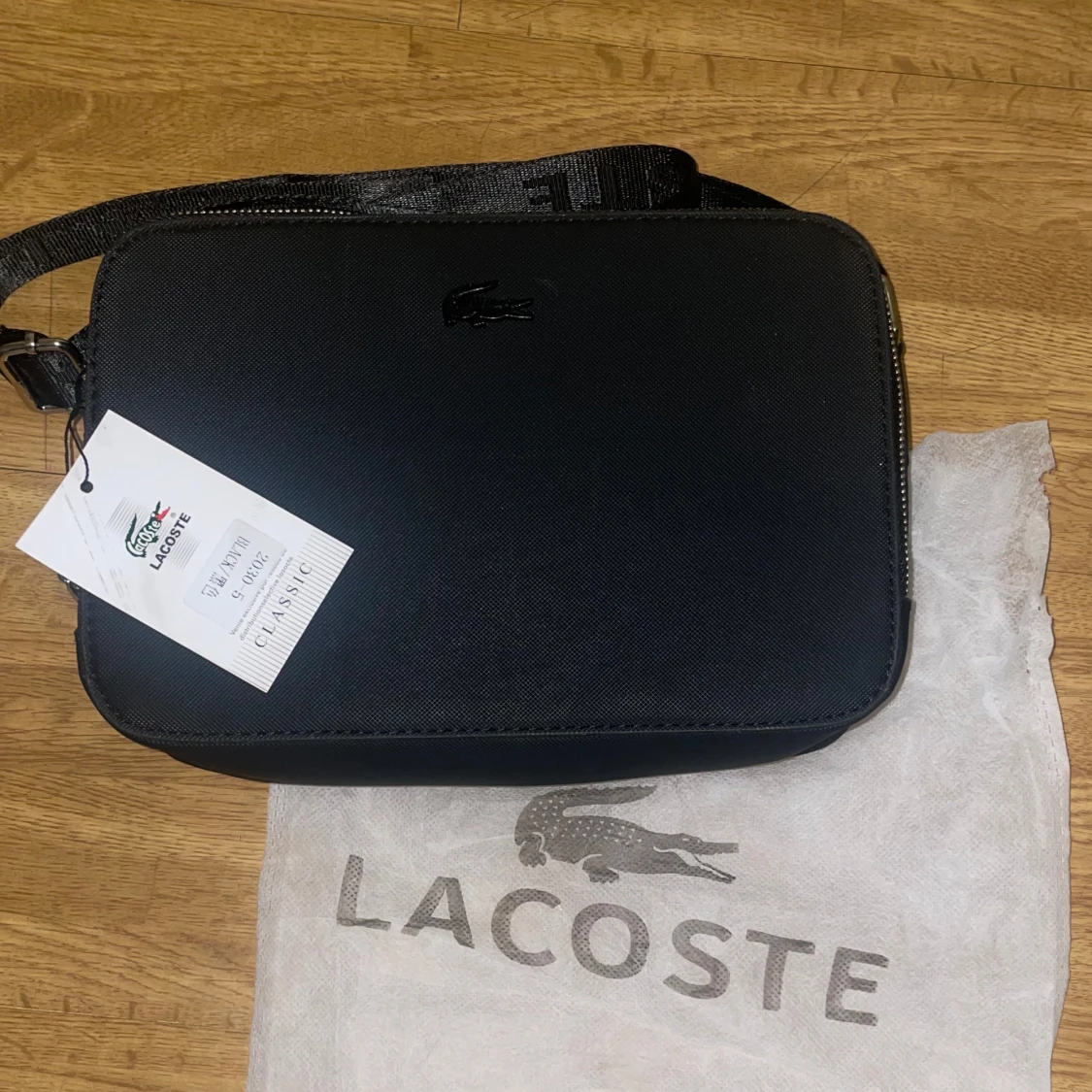 Svart axelväska från Lacoste