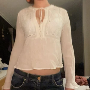 Vit zara blus  - Fin vit blus från zara. Rekommenderar att stryka den då den är lite skrynklig.  