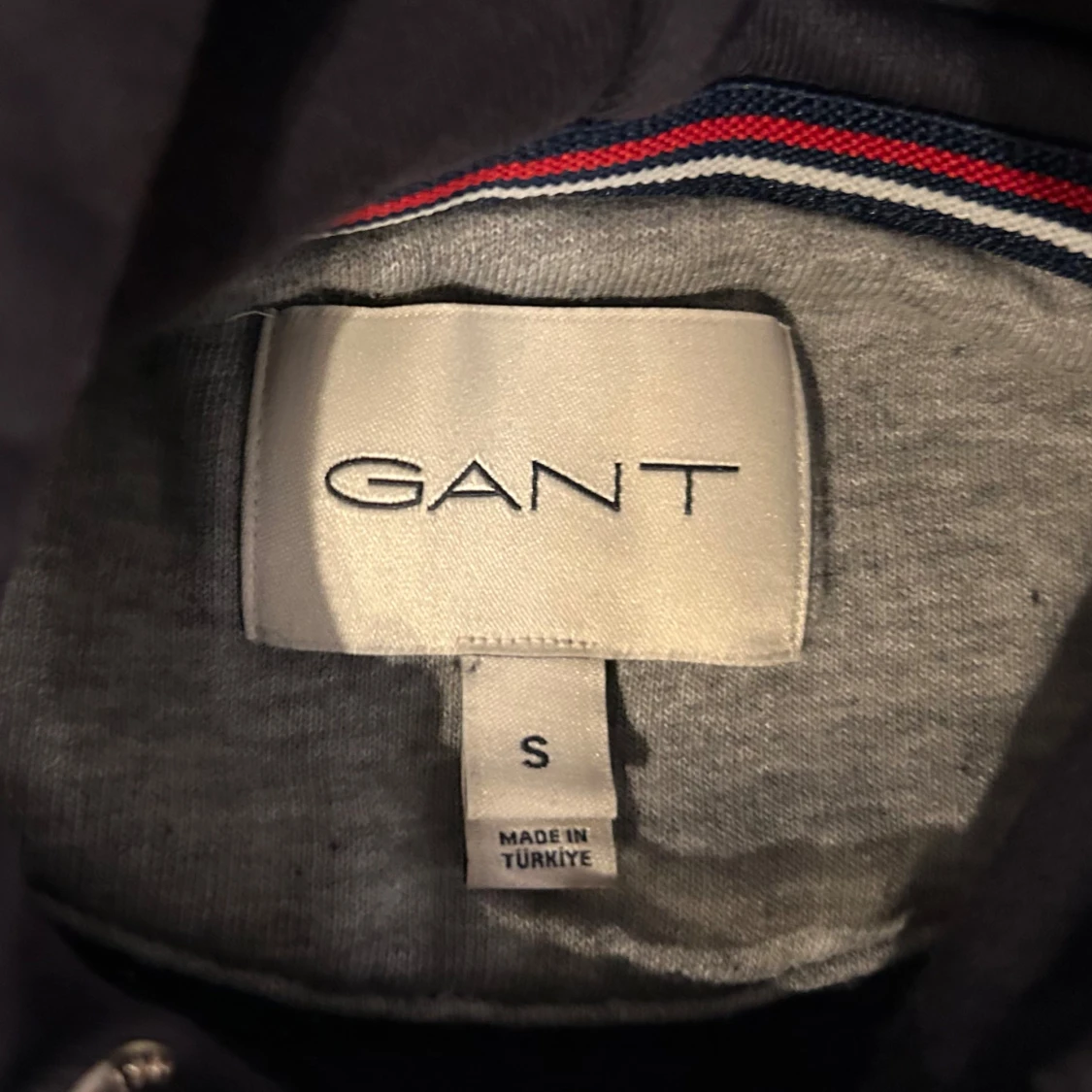 Marinblå hoodie från GANT - 91