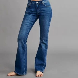 Blå bootcut jeans - Snygga mörkblå bootcut jeans med låg midja. Skriv för bättre bilder. Endast använd en gång