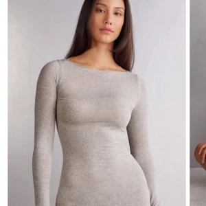 Beige långärmad topp - Snygg och stilren beige långärmad topp från intimissimi i ett mjukt material.