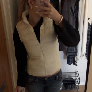 Väst - Snygg väst med dragkedja framtill. Den är i jättebra skick nästa helt oanvänd. De är en ganska tunn väst. Fungerar jätte bra till hösten och våren, Skriv för fler frågor!!💕