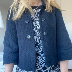 Trekvarts kappa - Sååå fin kappa med trekvartsärm💕jättebra skick, säljer då den inte kommer till användning! Inte mina bilder💘