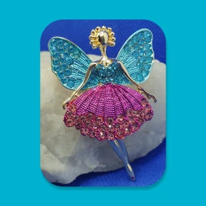 Brosch/Hänge - Ängel - Brosch Ängel oanvänd som även går att använda som hänge till halsband mått är: 6.2 × 4 cm. ✨️Titta igenom alla mina upplagda och köp fler saker i bundle för att spara på frakten och få allt du köpt i ett och samma paket✨️