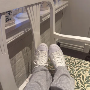 Vita sneakers från Converse - Säljer ett par klassiska vita, stilrena Converse sneakers med snörning i storlek 37🫶.Köpte dem förra sommaren men de är knappt använda pga jag råkade köpa ett par som var lite för stora! De (är stora i storleken). De har inga defekter någonstans förutom att de är pyttelite skavda längst fram (se bild 1), annars ör de som nya.❣️De är köpa från Footway för 759kr. Skriv gärna för fler bilder eller om det är något ni undrar❤️❤️